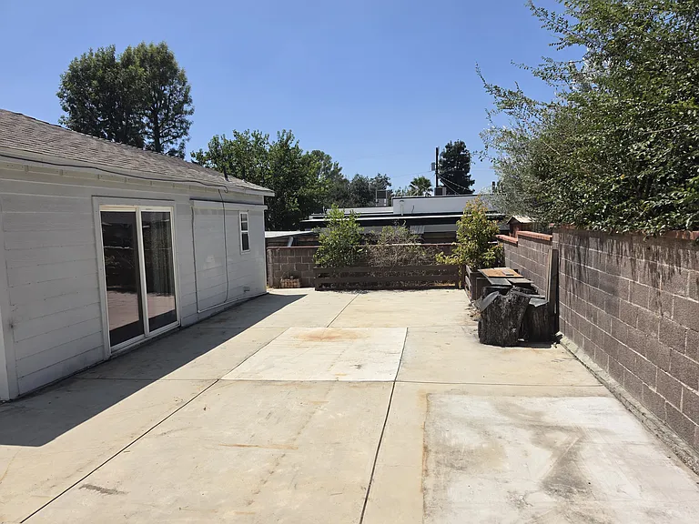 10533 Nassau Ave — Photo 15