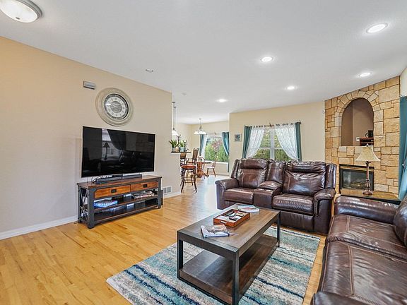 4th image of 9827 Pleasanton Dr