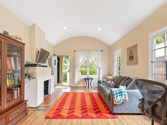 4th image of 1422 Carmona Ave