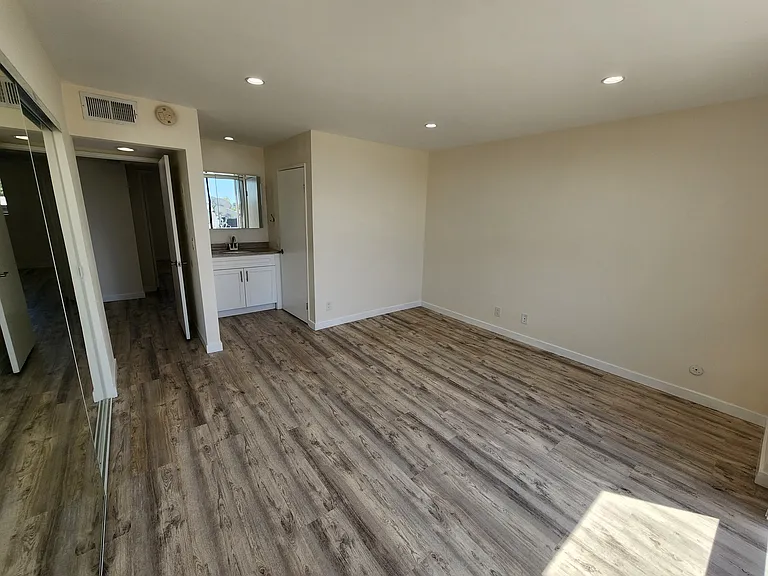 626 N Isabel St #301 — Photo 22