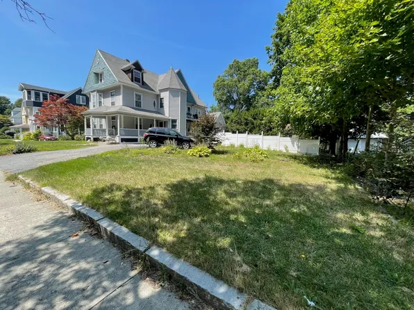 328 Highland St, Worcester, MA 01602
