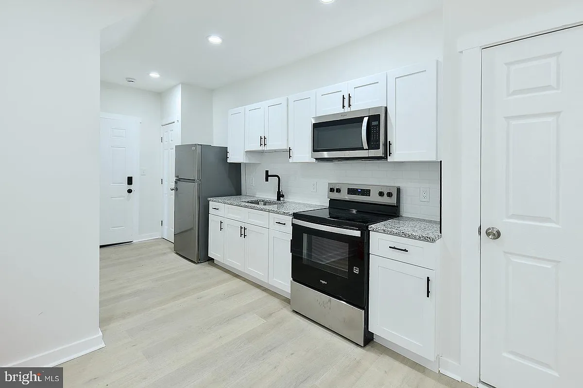 Building Photo - 2330 Bryant Ave #2