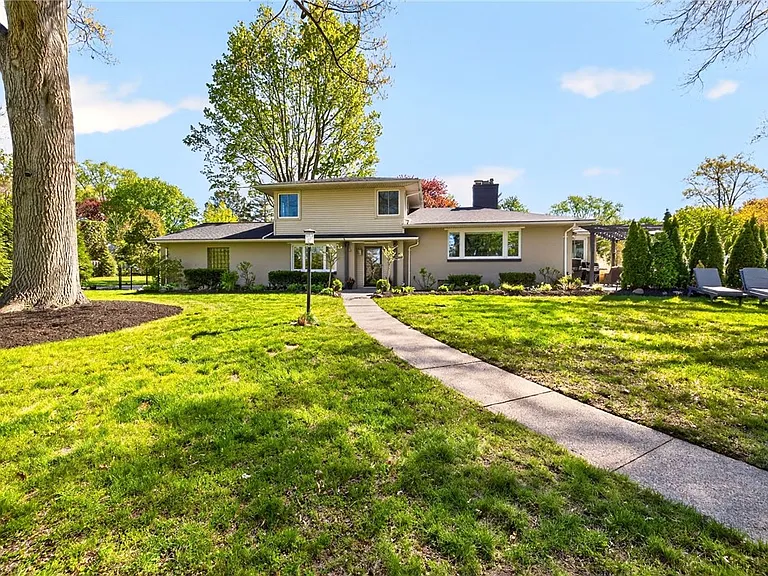 330 Kilbourn Rd — Photo 32