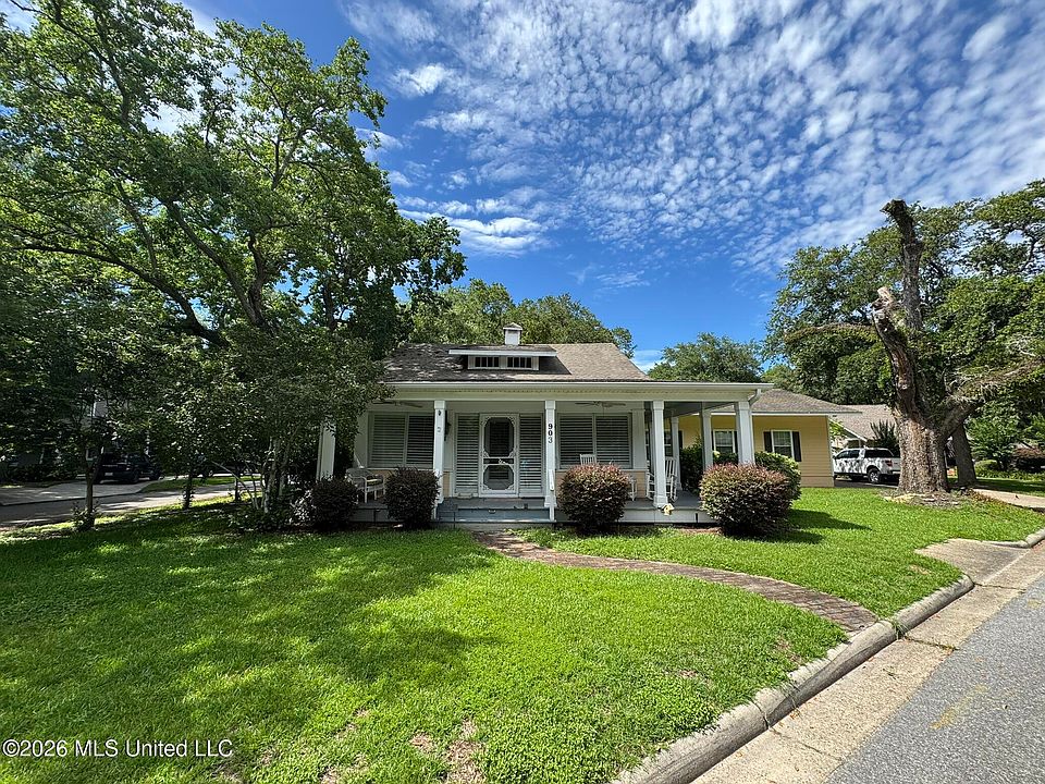1st image of 903 Columbus Dr