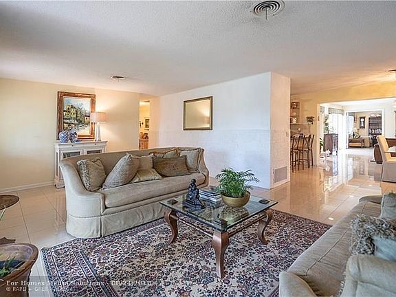 5th image of 1021 SE 7th Ave