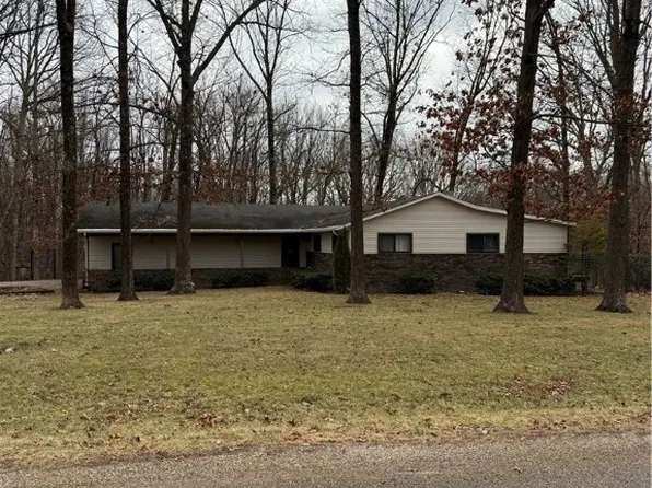 2108 Sarahs Ln, Charleston, IL 61920