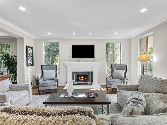 5th image of 10439 Moorpark St