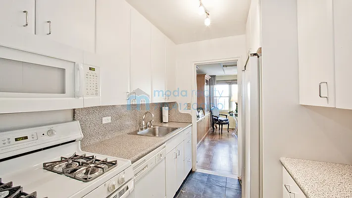 Sold by Moda Realty | media 1