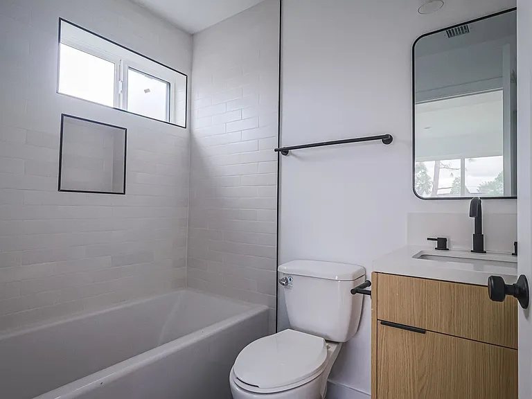 New Construction Luxury 4 Bed Townhomes With Roof Decks — Photo 22
