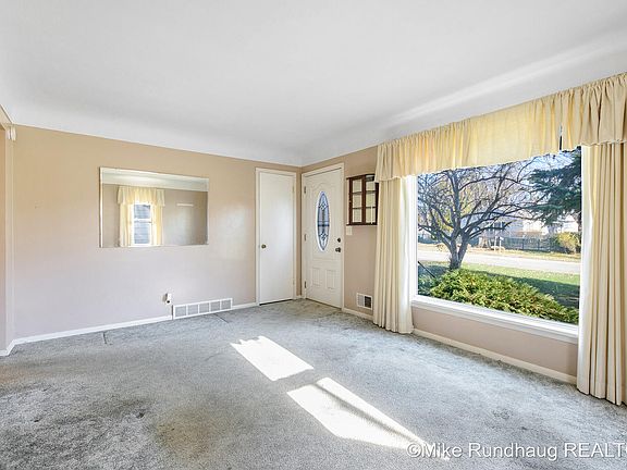 5th image of 3995 Lester Ave NE