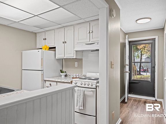 3rd image of 1083 Seacliff Dr N #1083