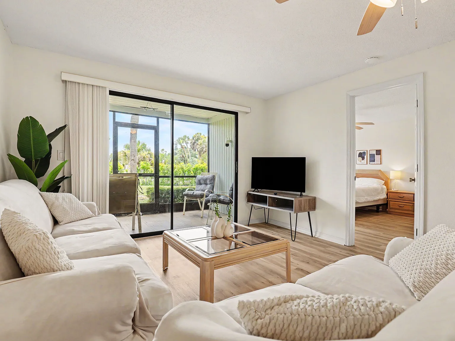 2 bed, 1012 sqft, $1,900 — Photo 2