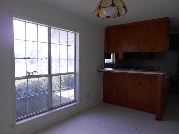 3rd image of 320 Weaver Ln