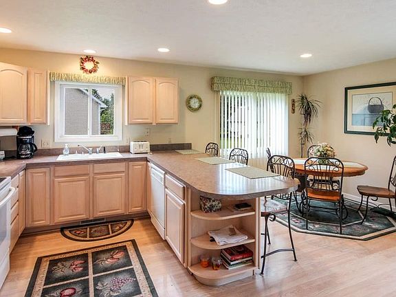3rd image of 7901 Pinedale Dr