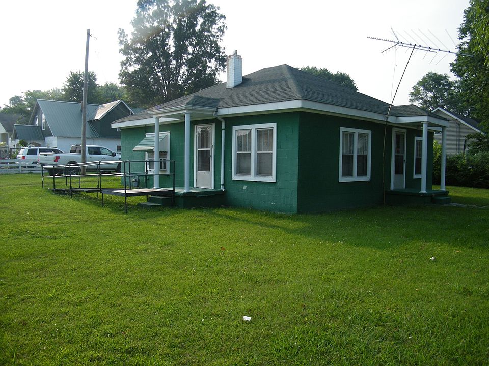 2nd image of 701 Maple St
