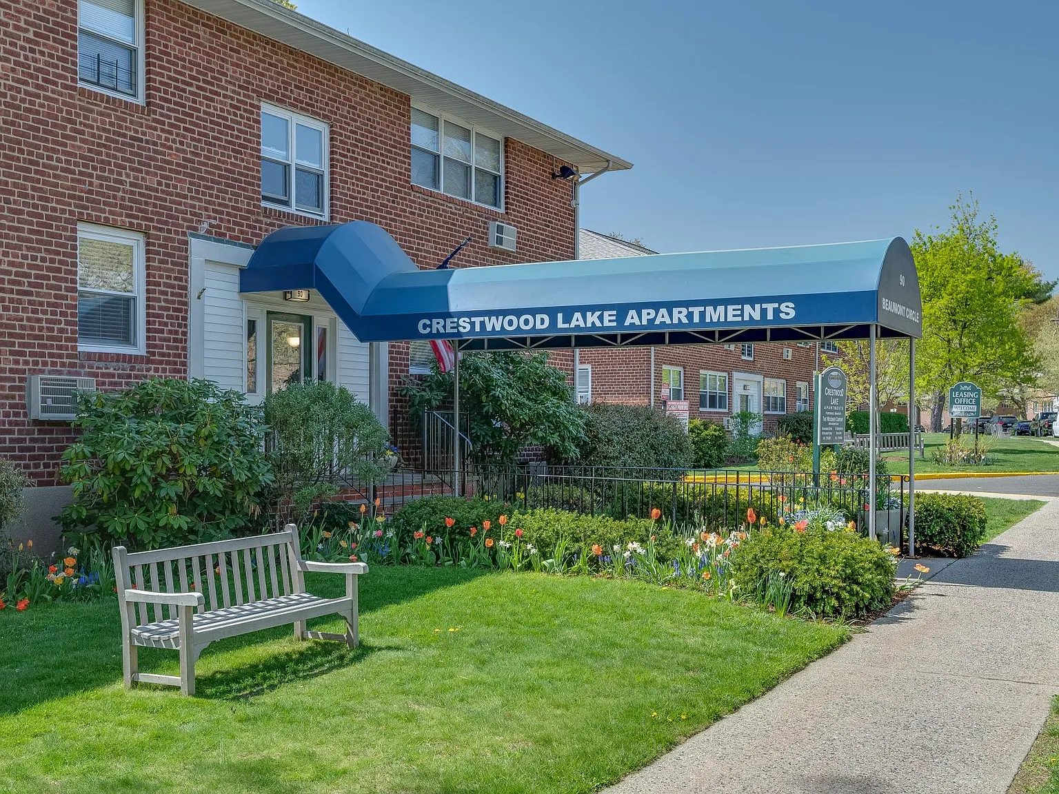 Crestwood Lake Apartments — Photo 2