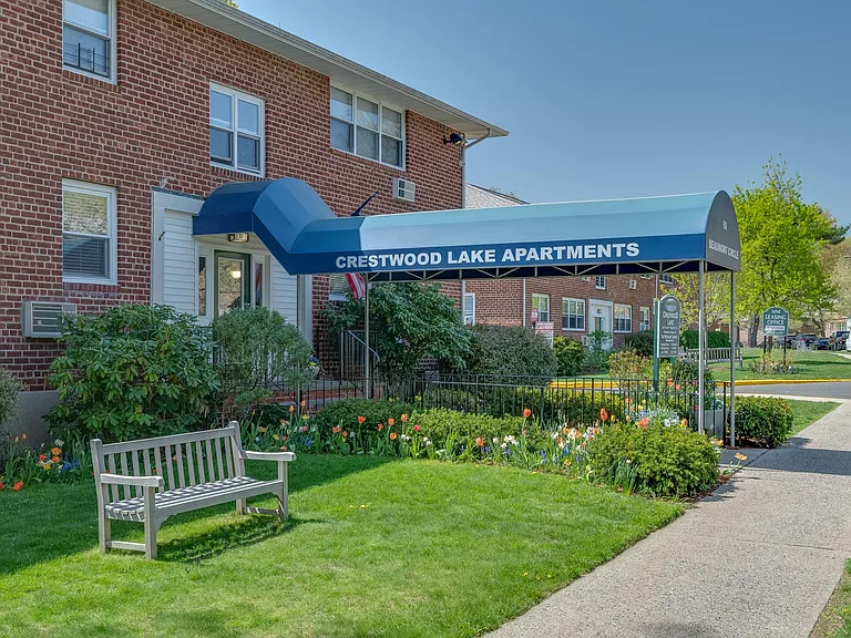 Crestwood Lake Apartments — Photo 2