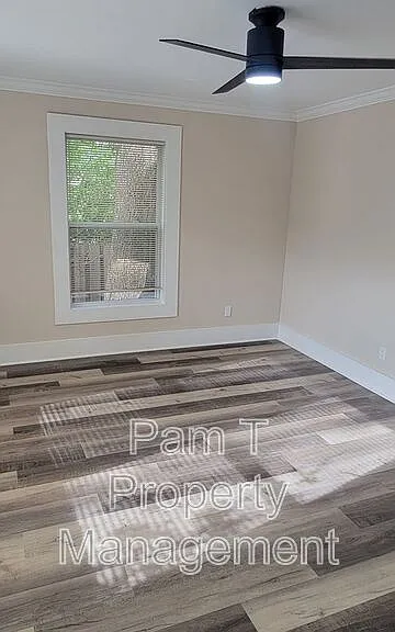 16 Helmken St — Photo 8