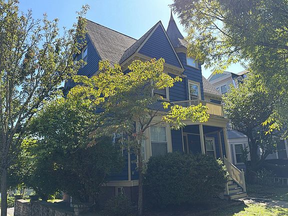 3rd image of 182 Adelaide Ave