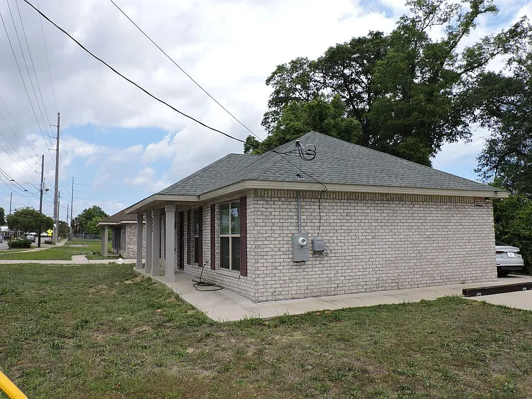 2202 N E St — Photo 3