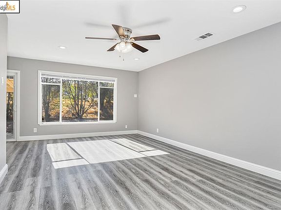3rd image of 617 Putnam St