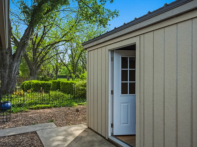 265 E Dove Rd — Photo 36