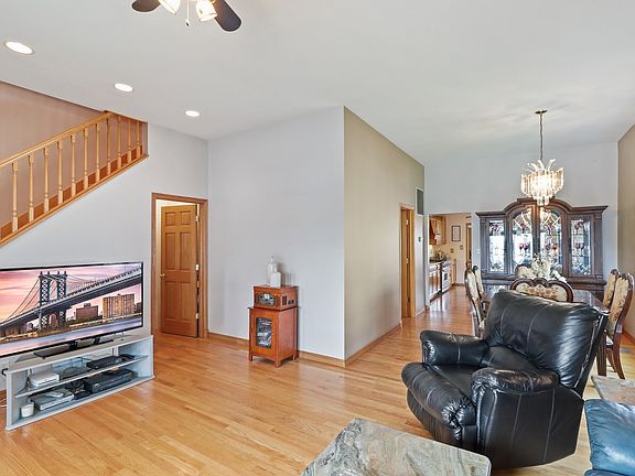 4th image of 510 W 37th St