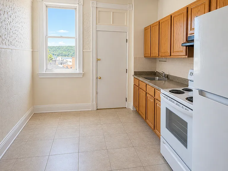 137 Hawthorne Ave #4B — Photo 2