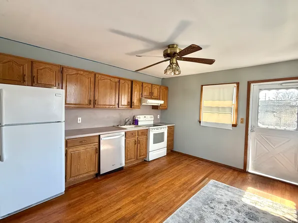 24 Hollyhock Rd #2, Levittown, NY 11756