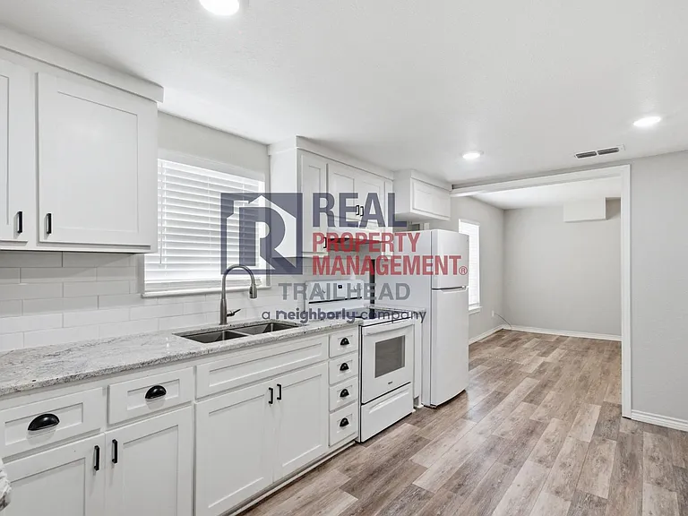 1590 W Long St — Photo 11