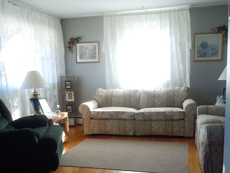 2nd image of 909 Essex Sq