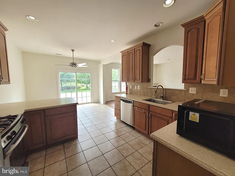 35 Tudor Ct — Photo 6