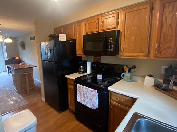 2nd image of 1034 Stratford Ct