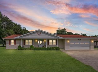 713 N Broadway St, Newman, IL 61942