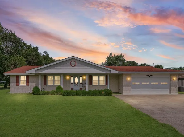 713 N Broadway St, Newman, IL 61942