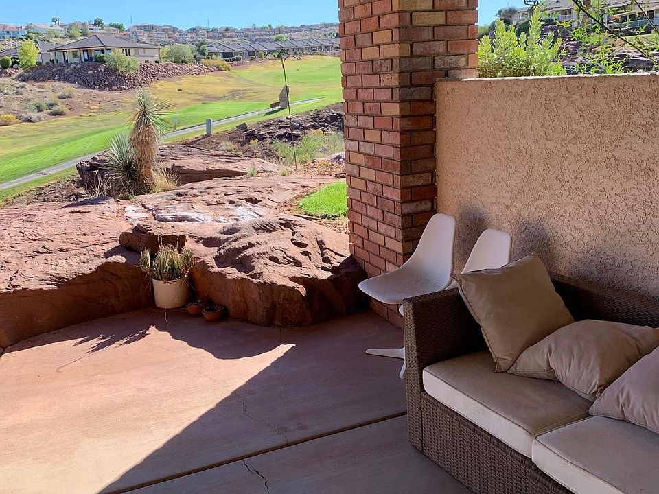 Back patio with golf course view.