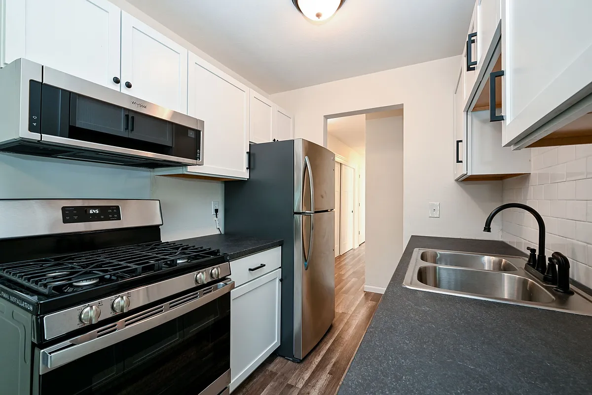 Building Photo - 515 5th St SE #4