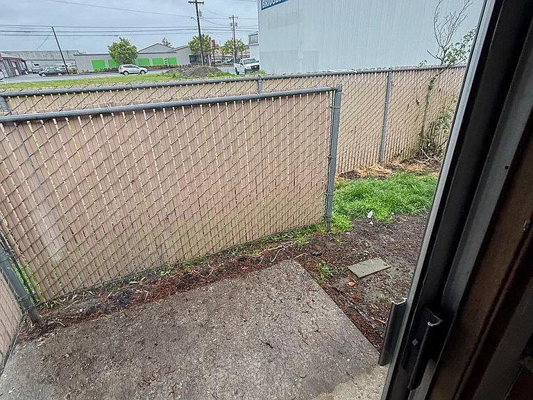 1 Bedroom 1 Bathroom at Hollywood Park Apartments — Photo 31