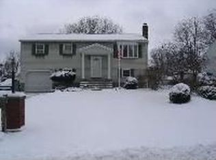 10 Debbie Ct, Albany, NY 12205