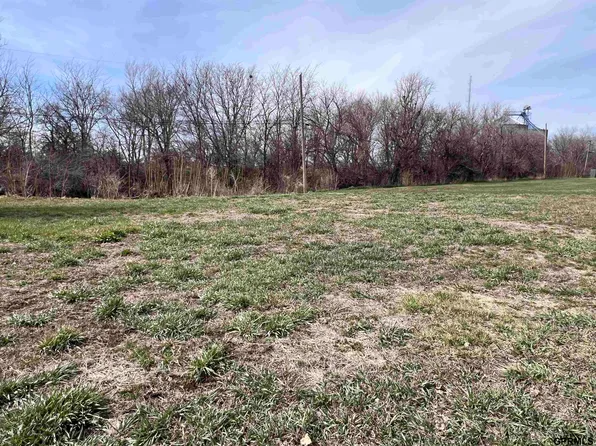 614 SW 8th St, Geneva, NE 68361