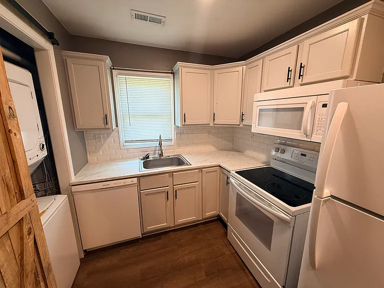 2 bed, 1.0 bath, $750 — Photo 3