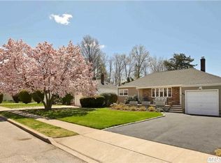 67 Soundview Rd, Great Neck, NY 11020