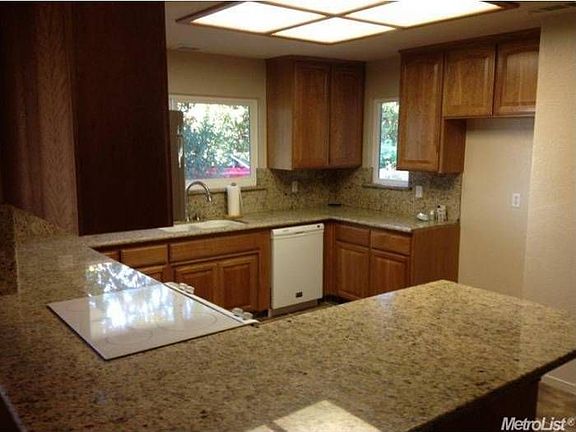 New Kitchen w/Granite!
