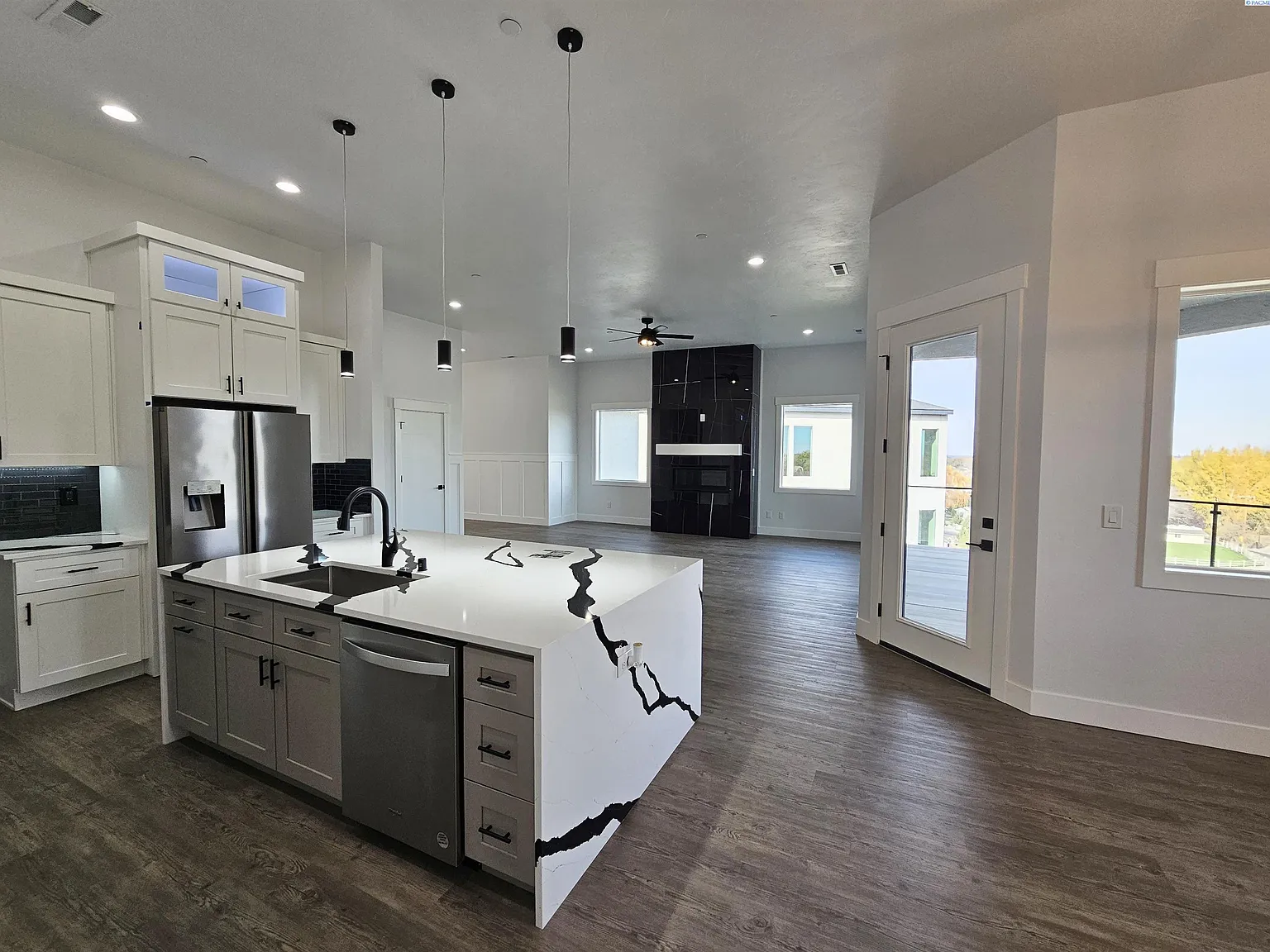 5 bed, 4.5 bath, 3806 sqft, $3,495 — Photo 4