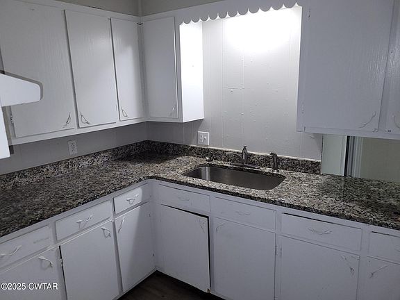 3rd image of 562 Lewis Ave