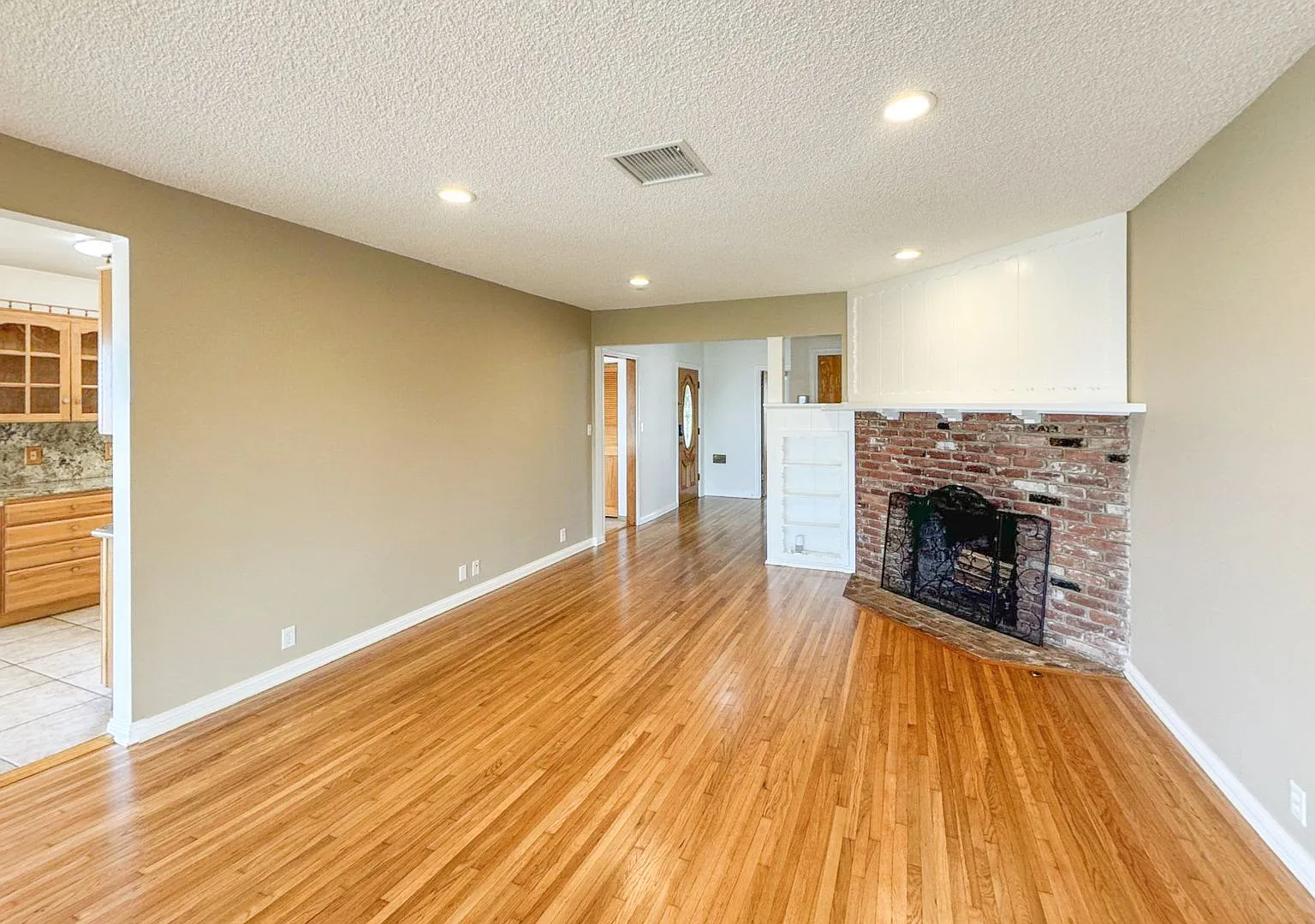 Charming 3-Bedroom Home with City Views & Large Yard in Culver City — Photo 1