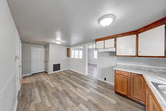 2702 S Lyons Ave — Photo 6