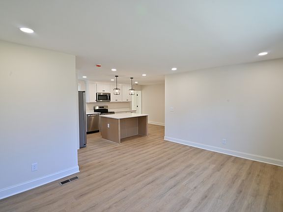 4th image of 808 Hughes St