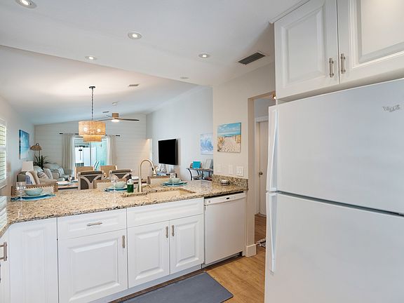 5th image of 2051 Roselawn St #2051