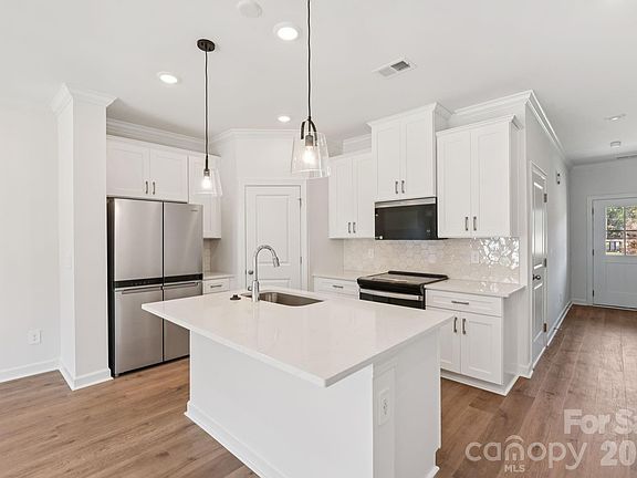 5th image of 445 Markridge Loop